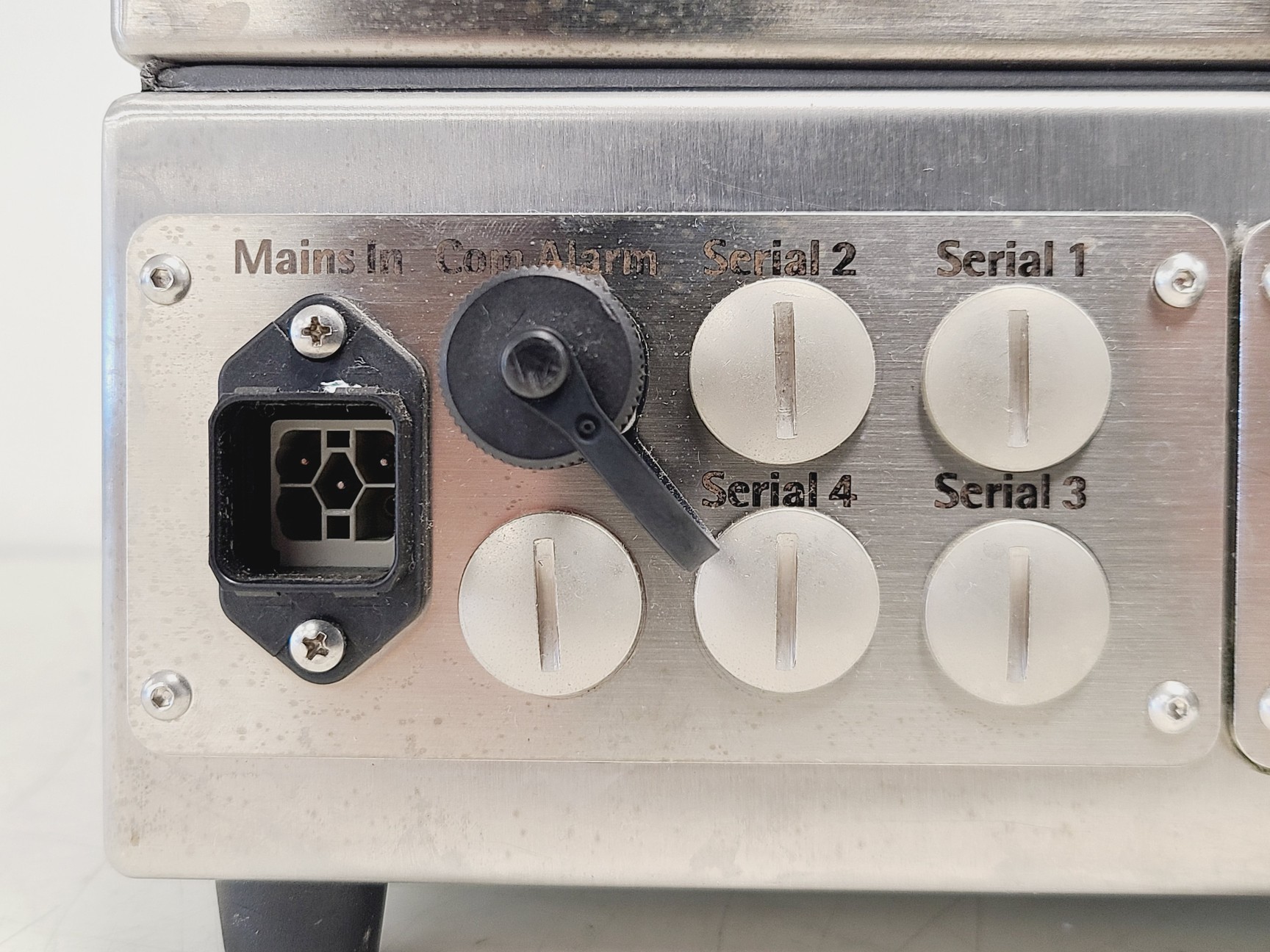 BIOSTAT Qplus — cztery porty Serial z tyłu DCU Tower