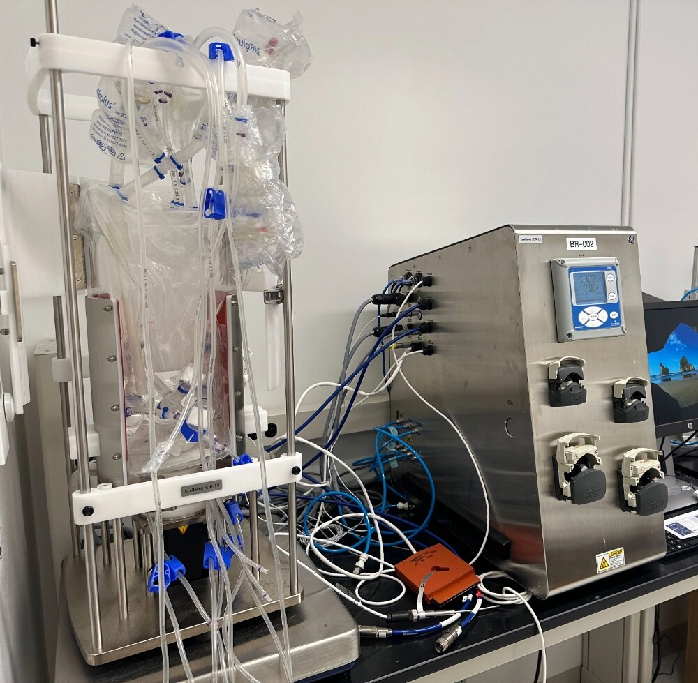 Egzemplarz XDR-10 z założonym biocontainerem, przewodami i jednostką sterującą