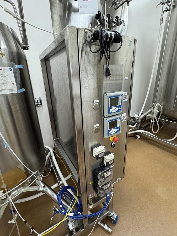 Przód szafy I/O exact XDR-500 z pompami i transmitterami
