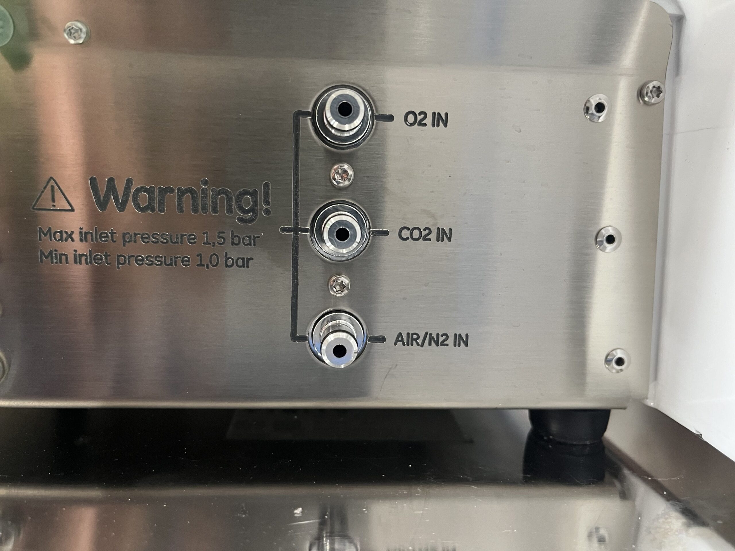 Wejścia O2, CO2 i AIR/N2 na tylnym panelu modułu CBCU Xuri W25