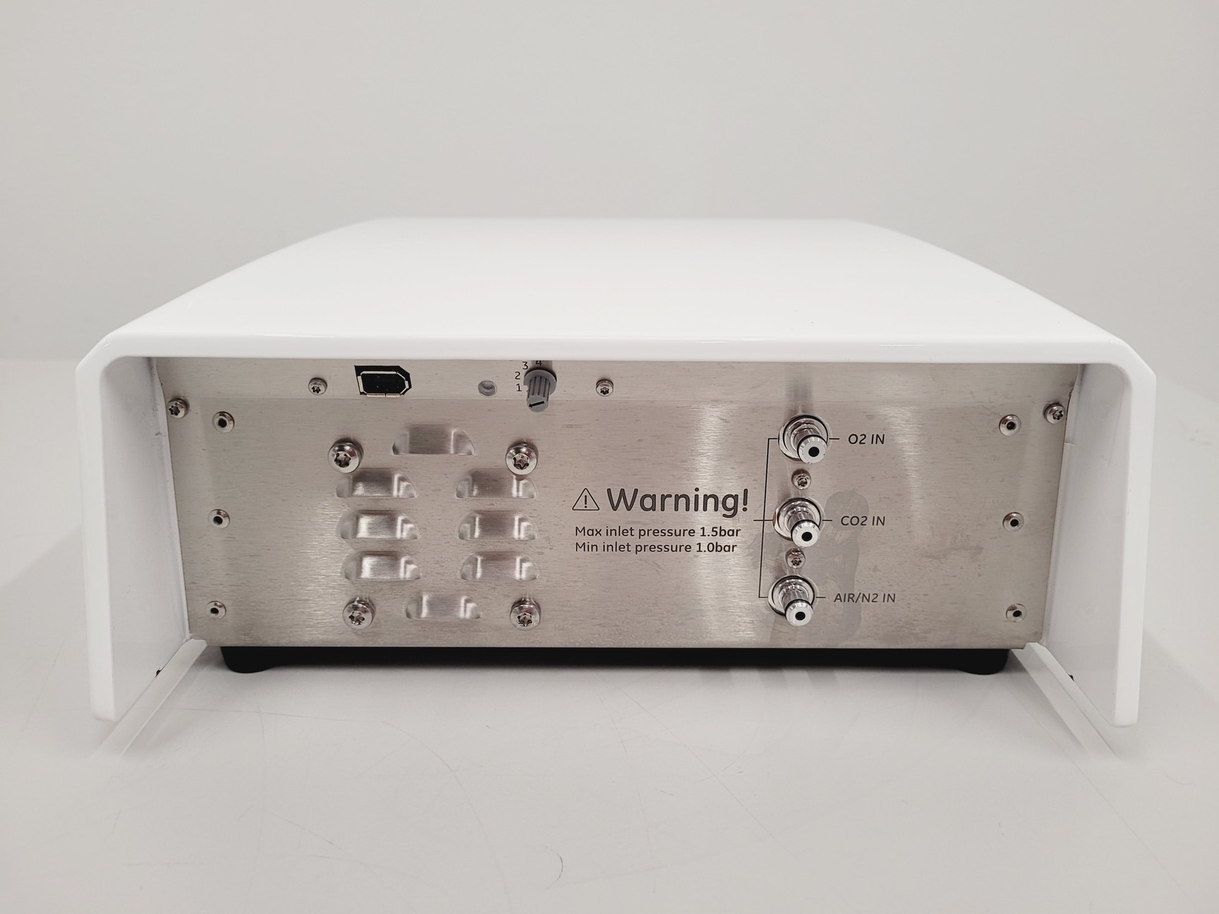 Tylny panel rockera Xuri W25 z External I/O, Filter Heater, UniNet-9, USB, Ethernet i zasilaniem