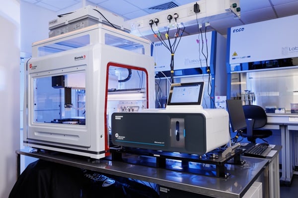 m2p-labs / Beckman Coulter BioLector XT — fotografia rodziny tego samego producenta, użyta kontekstowo; nie dowodzi exact konfiguracji.