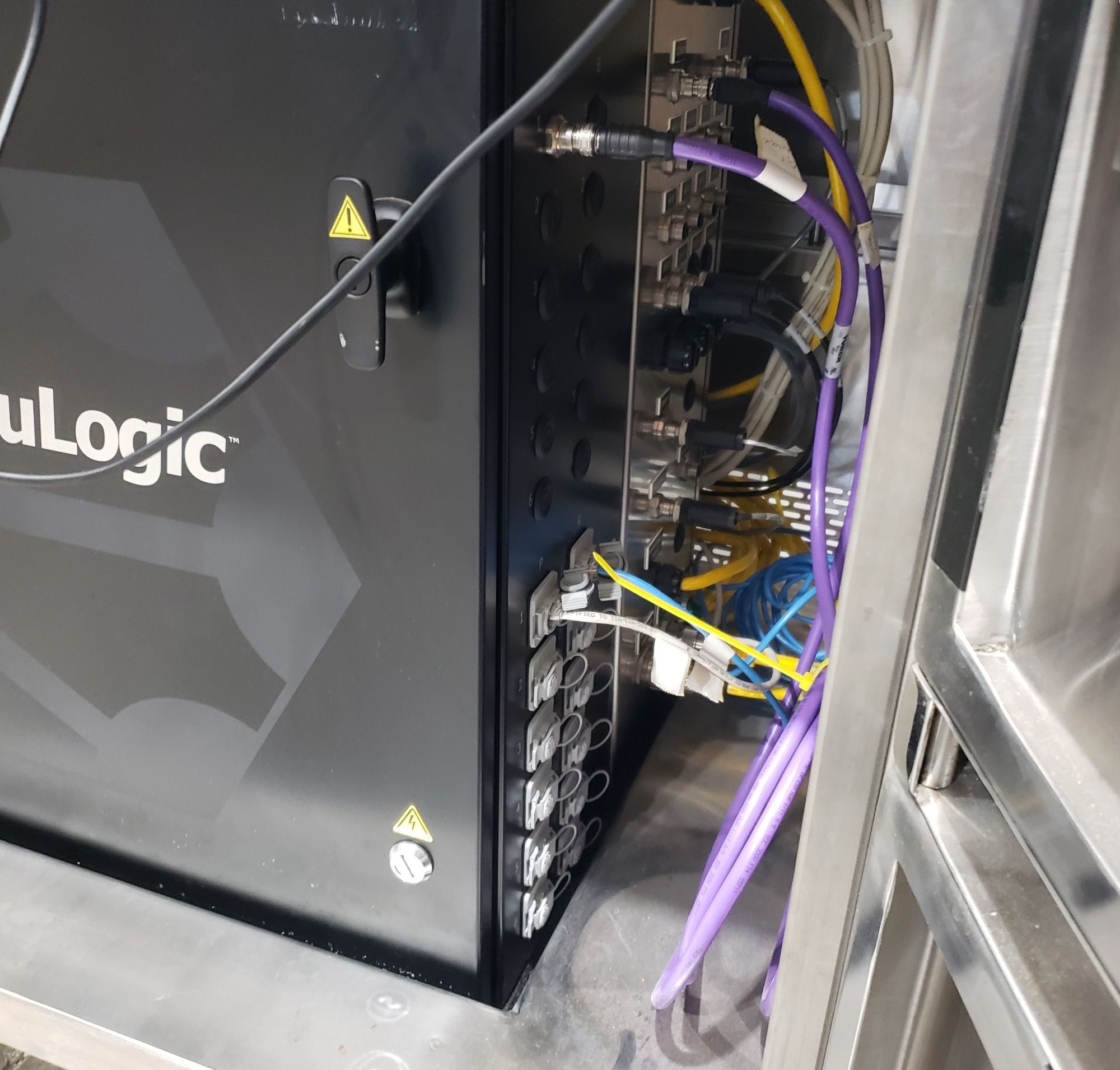 Mobius CellReady 200 L — otwarta szafa TruLogic